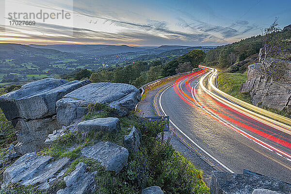 Blick auf die Lichter des Autowegs vom Surprise View in der Abenddämmerung  Millstone Edge  Derbyshire Peak District  Derbyshire  England  Vereinigtes Königreich  Europa