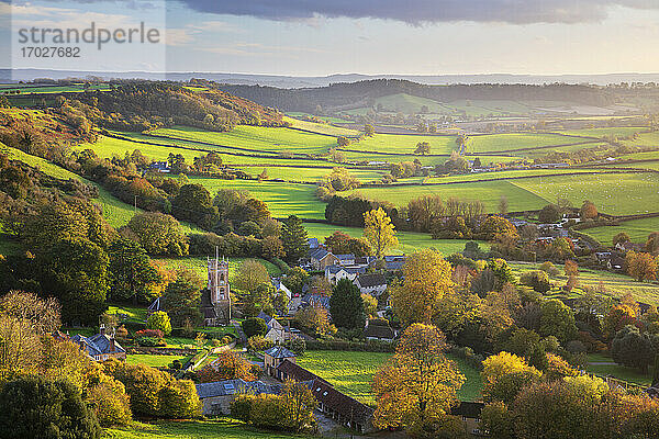 Blick im Herbst über das Dorf Corton Denham und die Landschaft bei Sonnenuntergang  Corton Denham  Somerset  England  Vereinigtes Königreich  Europa