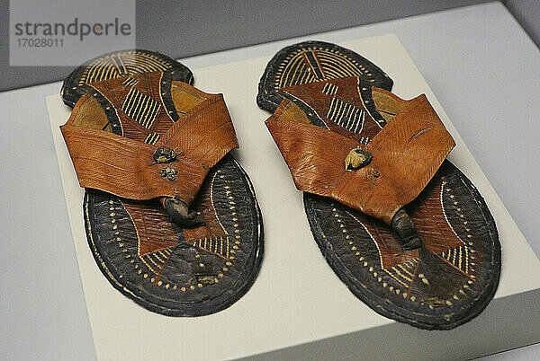 Ein Paar Sandalen. Gefertigt aus Leder. 19. Jahrhundert. Marokko  Nordafrika. Museum der Amerikas. Madrid  Spanien.