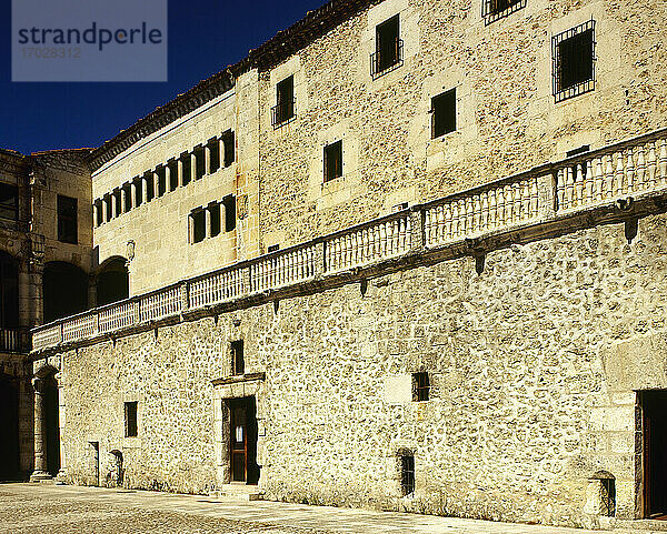 Spanien  Kastilien und León  Provinz Segovia  Cuellar. Burg der Herzöge von Albuquerque. Sie wurde in verschiedenen architektonischen Stilen erbaut und stammt aus dem 11. Jahrhundert  obwohl die meisten ihrer Überreste aus dem 15. Die Burg gehörte Don Alvaro de Luna und den ersten Herzögen von Albuquerque.