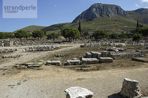 Griechenland. Peloponnes. Panoramablick auf die archäologische Stätte von Korinth.