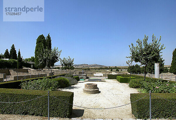 Spanien  Andalusien  Provinz Sevilla  Santiponce. Italica. Römische Stadt  gegründet 206 v. Chr. durch den römischen General Publis Cornelius Scipio. Haus der Vögel. Römisches Domus. Blick auf die unterirdische Zisterne im Peristyl.