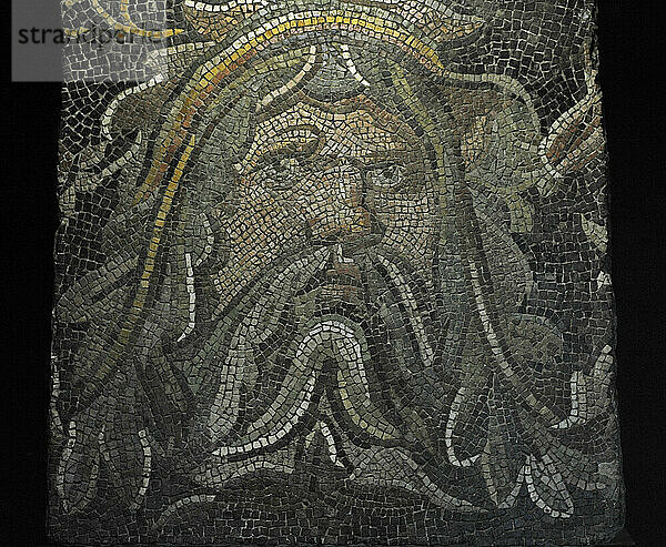 Römisches Mosaik. Detail eines Pflasters  das das Gesicht eines bärtigen Mannes  wahrscheinlich Dionysos  darstellt. Aus Syrien. 4. Jahrhundert nach Christus. Museum für die Altertümer des Mittelmeers und des Nahen Ostens. Stockholm  Schweden.