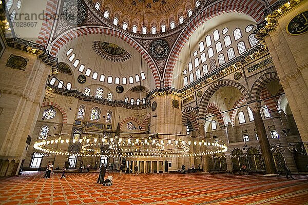 Innenansicht der Süleymaniye-Moschee  Istanbul  Türkei