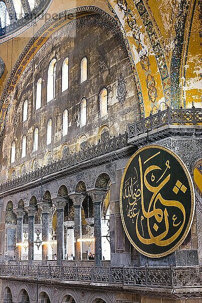 Im Inneren der Hagia Sophia  die großen Holzmedaillons  Istanbul  Türkei