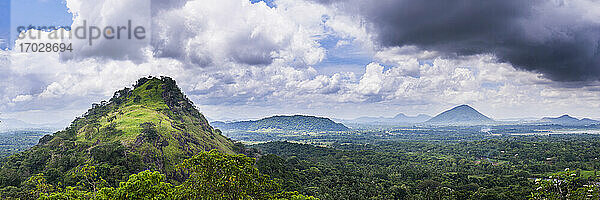 Blick von den Dambulla-Höhlentempeln  Dambulla  Zentralprovinz  Sri Lanka  Asien