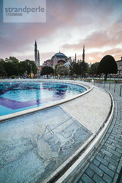 Hagia Sophia bei Sonnenuntergang  Sultanahmet Square Park  Istanbul  Türkei
