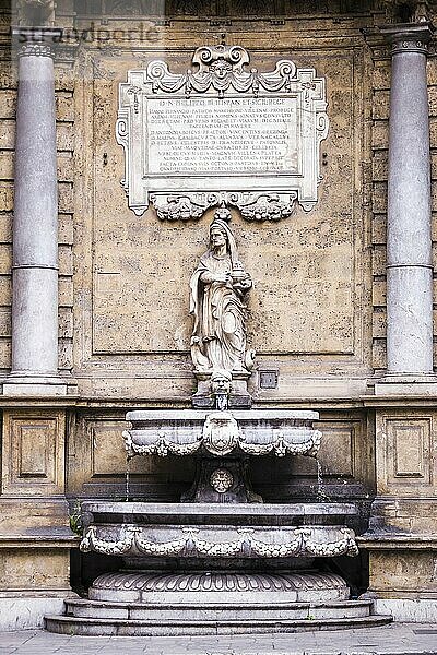 Brunnen und Statue auf der Quattro Canti (Piazza Vigliena  The Four Corners)  einem barocken Platz im Zentrum der Altstadt von Palermo  Sizilien  Italien  Europa. Dies ist ein Foto eines Brunnens und einer Statue auf dem Quattro Canti (Piazza Vigliena  Die vier Ecken)  einem barocken Platz im Zentrum der Altstadt von Palermo  Sizilien  Italien  Europa.