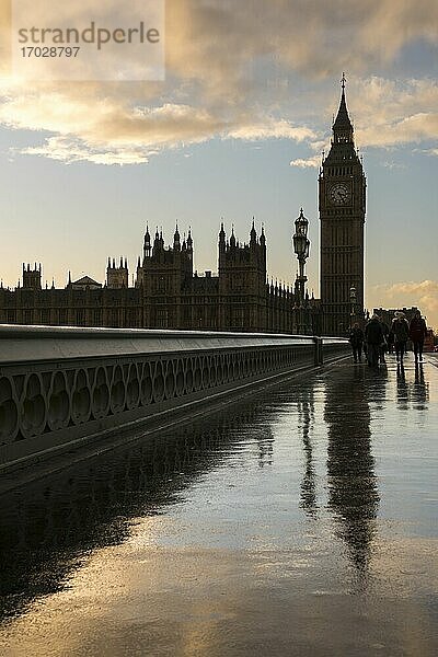 Houses of Parliament (Palace of Westminster) und Bg Ben als Silhouette bei Sonnenuntergang  gesehen von der Westminster Bridge  London  England