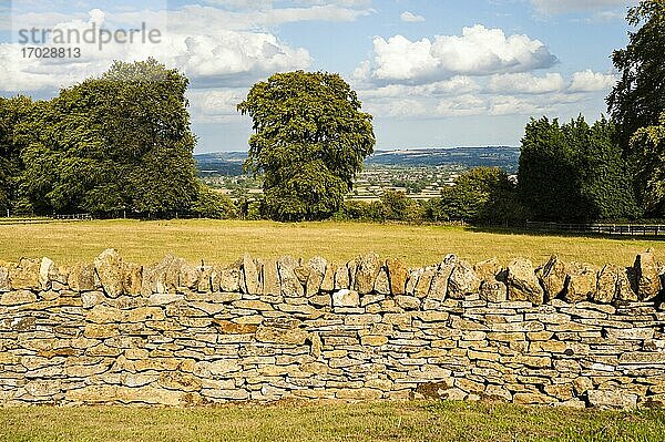 Traditionelle Cotswold-Trockensteinmauer  Longborough  Gloucestershire  England  Vereinigtes Königreich  Europa