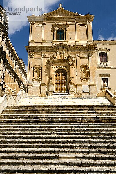Kirche San Francesco d'Assisi auf der Piazza Immacolata  Noto  Val di Noto  UNESCO-Weltkulturerbe  Sizilien  Italien  Europa. Dies ist ein Foto der Kirche San Francesco d'Assisi auf der Piazza Immacolata in Noto  in einem Gebiet  das als Val di Noto bekannt ist und zum UNESCO-Weltkulturerbe in Sizilien  Italien  Europa gehört.