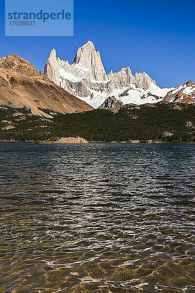 Lago Capri (Capri-See) mit dem Berg Fitz Roy (auch bekannt als Cerro Chalten) dahinter  El Chalten  Patagonien  Argentinien