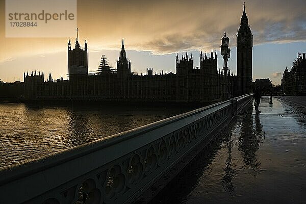 Houses of Parliament (Palace of Westminster) und Bg Ben als Silhouette bei Sonnenuntergang  gesehen von der Westminster Bridge  London  England