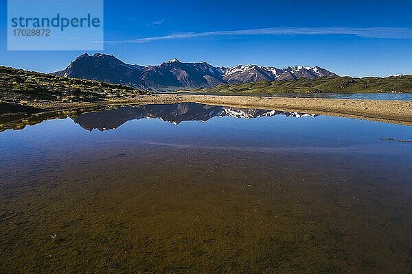Das Andengebirge spiegelt sich im Belgrano-See (Lago Belgrano)  Perito-Moreno-Nationalpark  Provinz Santa Cruz  Patagonien  Argentinien