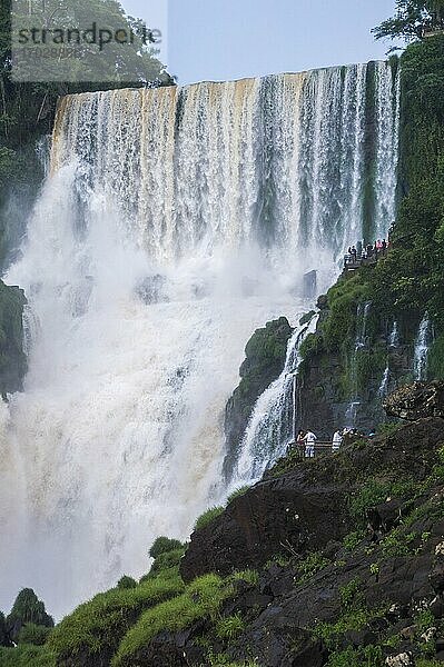 Touristen am Salto Bossetti-Wasserfall  Iguazu-Fälle (auch bekannt als Iguassu-Fälle oder Cataratas del Iguazu)  Provinz Misiones  Argentinien
