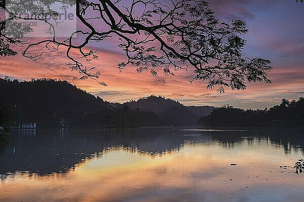 Dramatischer Sonnenaufgang am Kandy-See und an der Wolkenwand (Walakulu Wall)  Kandy  Zentralprovinz  Sri Lanka  Asien