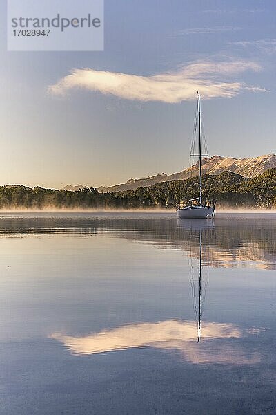 Segelboot auf dem nebligen Nahuel Huapi-See bei Sonnenaufgang  Villa la Angostura  Neuquen  Patagonien  Argentinien