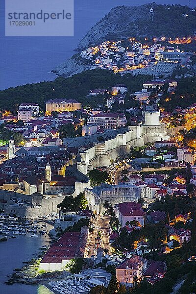 Foto der Stadtmauern der Altstadt von Dubrovnik bei Nacht  Dalmatinische Küste  Kroatien  Europa. Dieses Foto der Altstadtmauern von Dubrovnik bei Nacht wurde vom Zarkovica-Hügel an der dalmatinischen Küste in Kroatien aufgenommen. Während jeder die fantastische Aussicht auf die Altstadt von Dubrovnik von den alten Stadtmauern aus sieht  gehen nur wenige Menschen auf den Zarkovica-Hügel  um die unschlagbare Aussicht auf die gesamte Altstadt und die Stadtmauern von Dubrovnik zu genießen. Machen Sie sich die Mühe und gehen Sie hin! Es ist fantastisch!