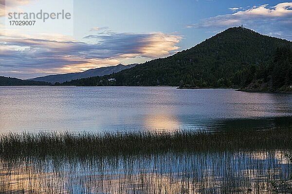 Sonnenuntergang am Nahuel Huapi See (Lago Nahuel Huapi)  Bariloche (auch bekannt als San Carlos de Bariloche)  Rio Negro Provinz  Patagonien  Argentinien