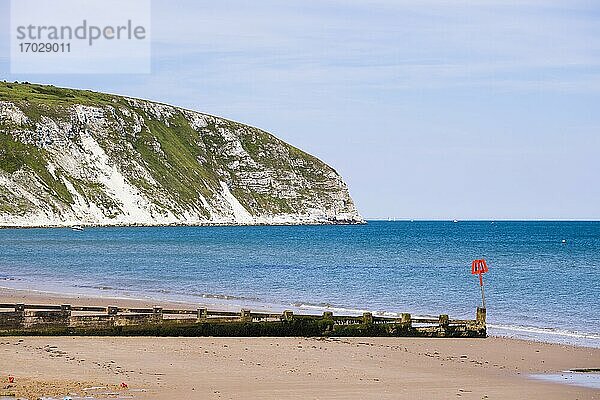 Swanage Beach  Wellenbrecher und weiße Klippen  Dorset  Jurassic Coast  England  Vereinigtes Königreich  Europa