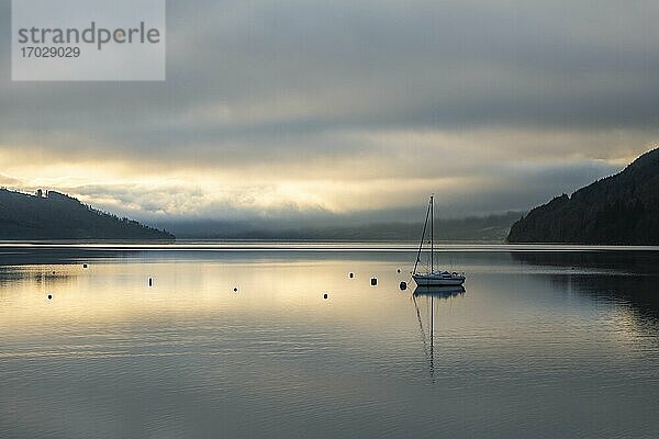 Segelboot auf dem Loch Tay bei Sonnenuntergang  Kenmore  Perthshire  Highlands of Scotland