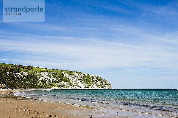 Swanage Beach und weiße Klippen  Dorset  England  Vereinigtes Königreich  Europa