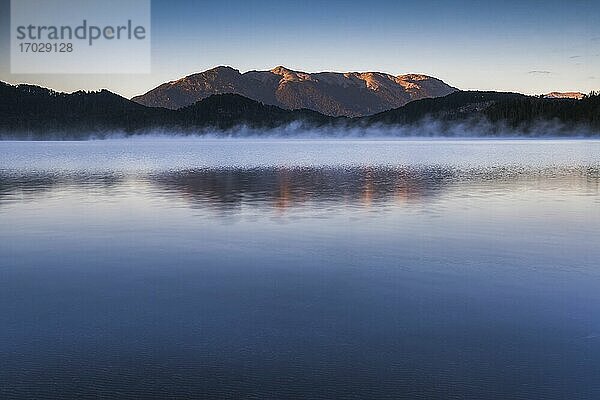 Nebeliger Sonnenaufgang am Nahuel Huapi See  Villa la Angostura  Neuquen  Patagonien  Argentinien