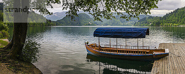 Pletna Boot  ein traditionelles Ruderboot am Bleder See  Bled  Julische Alpen  Gorenjska  Region Oberkrain  Slowenien  Europa