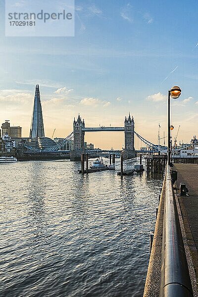 Tower Bridge und Shard bei Sonnenuntergang  gesehen hinter der Themse  Tower Hamlets  London  England