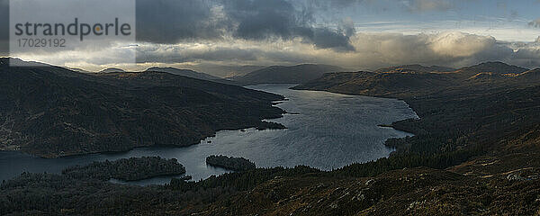 Loch Katrine vom Gipfel des Ben A'an (454 m) aus gesehen  Loch Lomond and the Trossachs National Park  Schottische Highlands  Schottland