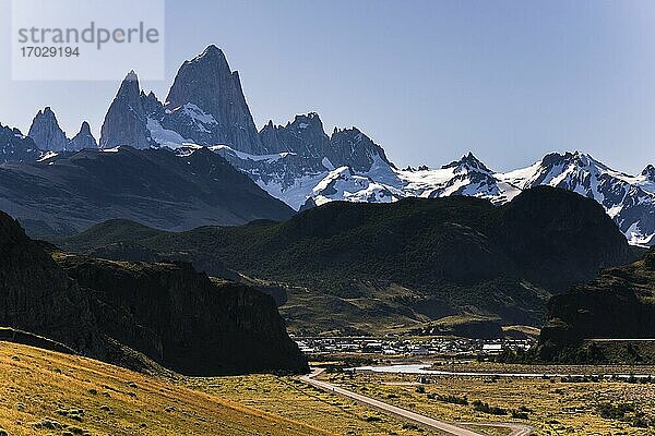 Das Dorf El Chalten und der Berg Fitz Roy (auch bekannt als Cerro Chalten)  Patagonien  Argentinien