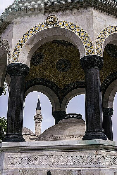Minarett durch den Brunnen von Kaiser Wilhelm II. gesehen  Hippodrom-Platz  Istanbul  Türkei