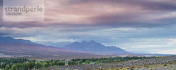 Andenlandschaft mit dramatischen Wolken bei Sonnenuntergang  Uspallata  Provinz Mendoza  Argentinien