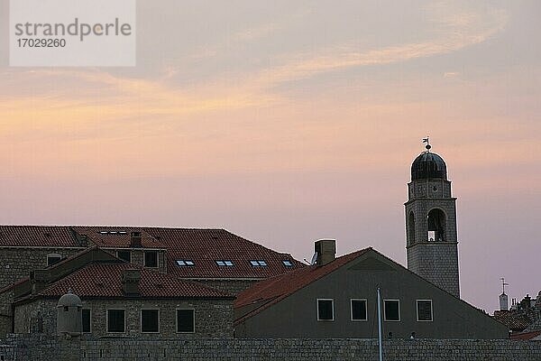 Glockenturm der Stadt Dubrovnik  auch bekannt als der Uhrenturm  Silhouette bei Sonnenuntergang  Dubrovnik  Kroatien. Dies ist ein Foto von Dubrovnik City Bell Tower  alias der Clock Tower Silhouette bei Sonnenuntergang. Der Glockenturm von Dubrovnik (auch bekannt als Uhrenturm) ist eine der wichtigsten Sehenswürdigkeiten in Dubrovnik.