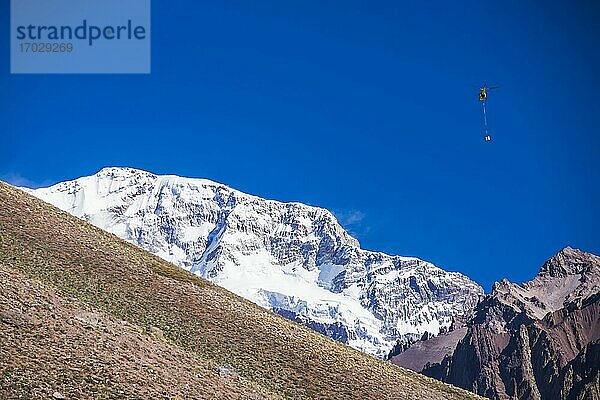 Rettungshubschrauber im Aconcagua Provincial Park  Andengebirge  Provinz Mendoza  Argentinien