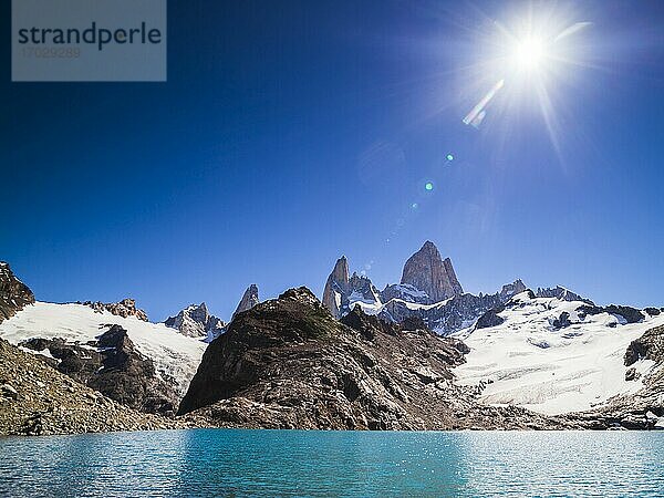Der Berg Fitz Roy (auch bekannt als Cerro Chalten) erhebt sich vom Lago de los Tres  El Chalten  Patagonien  Argentinien