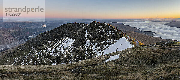 Berglandschaft der schottischen Highlands bei Sonnenuntergang  aufgenommen beim Wandern auf dem Ben Lomond im Trossachs National Park  Schottland