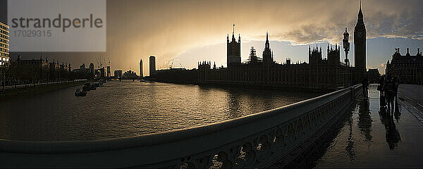 Houses of Parliament (Palace of Westminster) und Bg Ben als Silhouette bei Sonnenuntergang  gesehen von der Westminster Bridge  London  England