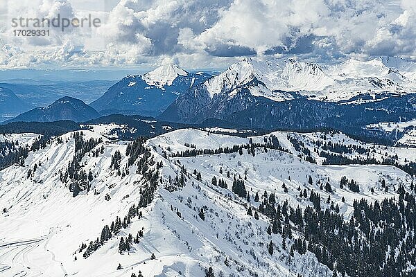 Verschneite Winterberglandschaft  Morzine  Port du Soleil  Auvergne Rhone Alpes  Alpen  Frankreich