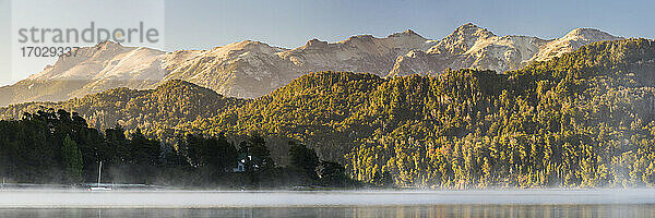 Nebliger Nahuel Huapi-See bei Sonnenaufgang  Villa la Angostura  Neuquen  Patagonien  Argentinien
