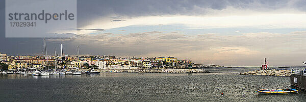 Panoramafoto von Ortigia Hafen unter einem stürmischen Himmel  Syrakus (Siracusa)  Sizilien  Italien  Europa. Dies ist ein Panoramafoto von Ortigia Hafen unter einem stürmischen Himmel  Syrakus (Siracusa)  Sizilien  Italien  Europa.