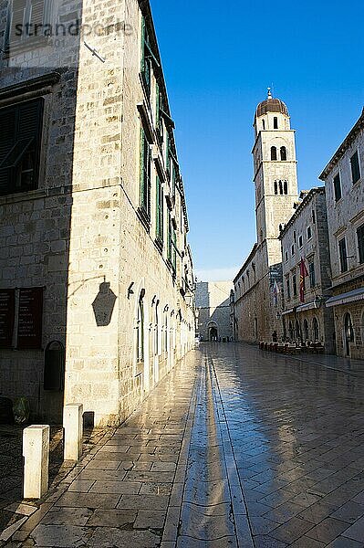 Stradun und das Franziskanerkloster am frühen Morgen  Altstadt von Dubrovnik  Kroatien. Dies ist ein Foto von Stradun  der Hauptstraße in der Altstadt von Dubrovnik früh am Morgen mit dem Franziskanerkloster im Hintergrund. Das Franziskanerkloster ist ein christliches Kloster aus dem 14. Jahrhundert und befindet sich auf dem Stradun  der berühmten Hauptstraße in der Altstadt von Dubrovnik.