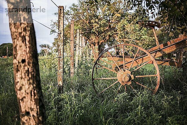 Rostige alte Landmaschinen auf der Estancia San Juan de Poriahu  einer traditionellen argentinischen Rinderfarm in den Ibera-Feuchtgebieten  Provinz Corrientes  Argentinien