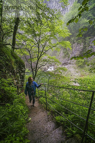 Tourist bei der Erkundung des Großen Tals in den Skocjan-Höhlen  einer UNESCO-Welterbestätte in der Karstregion (Kras-Region) in Slowenien  Europa