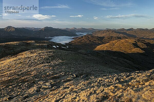 Berglandschaft der schottischen Highlands bei Sonnenuntergang  aufgenommen beim Wandern auf dem Ben Lomond im Trossachs National Park  Schottland