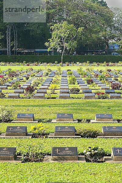 Kriegsfriedhof Kanchanaburi  Reihen von Hunderten von Gräbern  Thailand  Südostasien  Asien