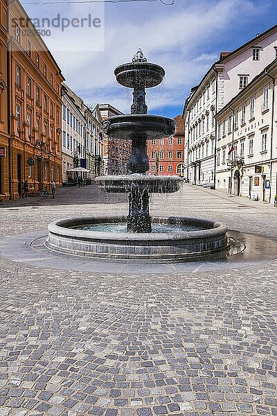 Ljubljana  Springbrunnen auf dem Breg-Damm am Novi Trg im Zentrum von Ljubljana  Slowenien  Europa