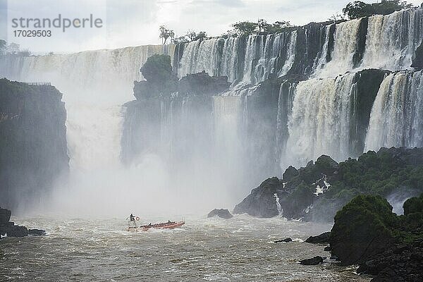 Bootsfahrt unter den Wasserfällen von Iguazu (auch bekannt als Iguassu Falls oder Cataratas del Iguazu)  Provinz Misiones  Argentinien
