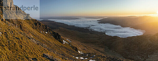 Berglandschaft der schottischen Highlands bei Sonnenuntergang  aufgenommen beim Wandern auf dem Ben Lomond im Trossachs National Park  Schottland