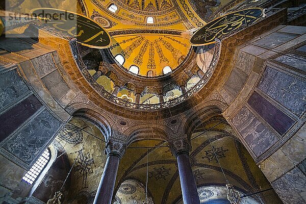 Im Inneren der Hagia Sophia  die früher eine Kirche und eine Moschee war und heute ein Museum ist  Istanbul  Türkei